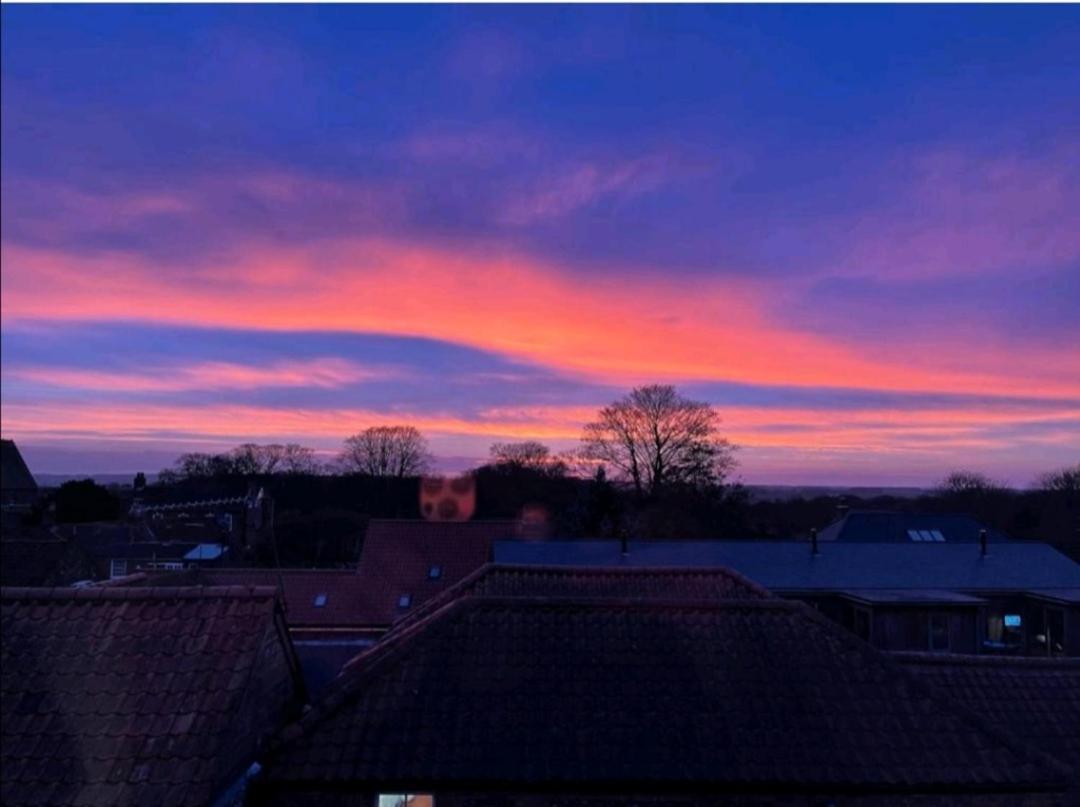 Sunset View, 2 Bedrooms In The Heart Of Holt With Parking Экстерьер фото